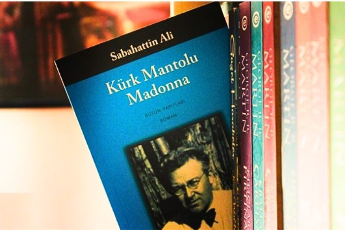 Kürk Mantolu Madonna Özeti