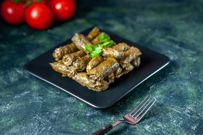 Yaprak Sarmanın Yanına Ne Gider
